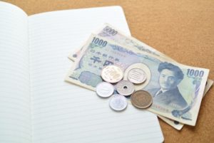 千円札とコイン