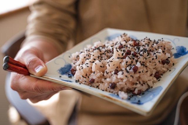 日本の皿を持つ食事マナーの由来は？